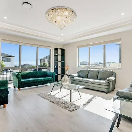 5 Bdr Flat Bush Mansion - Central Aircon, Fast Wifi, Pool Table, Netflix And More!